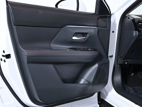 Certified 2025 Nissan Kicks SR image 31