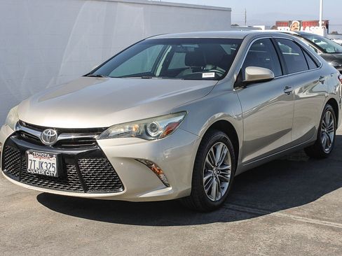 Used 2015 Toyota Camry SE FWD image 3