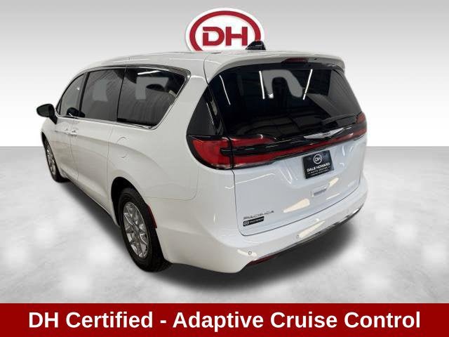 Used 2023 Chrysler Pacifica Touring-L FWD image 12