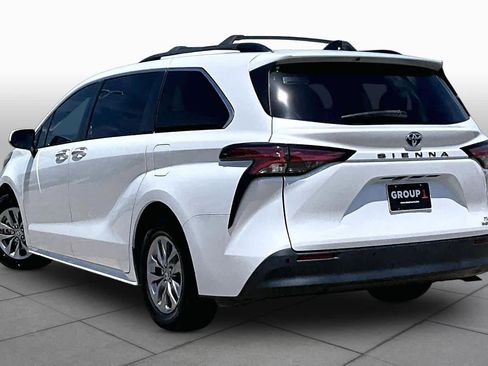 Used 2022 Toyota Sienna XLE FWD image 12