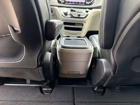 Used 2023 Chrysler Pacifica Touring-L FWD image 20