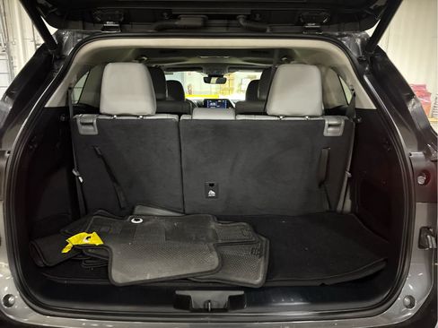 Used 2022 Toyota Highlander XLE AWD/4WD image 5