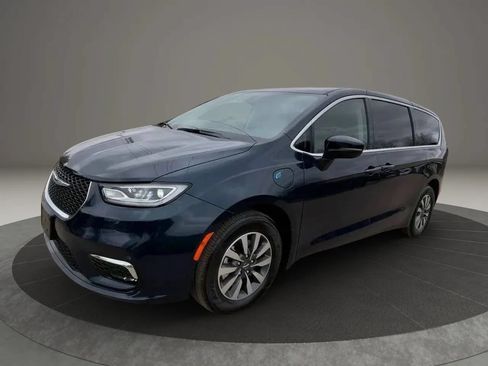 Used 2023 Chrysler Pacifica Touring-L FWD image 3