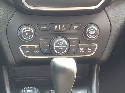Used 2019 Jeep Cherokee Latitude Plus w/ Comfort/Convenience Group AWD/4WD image 13