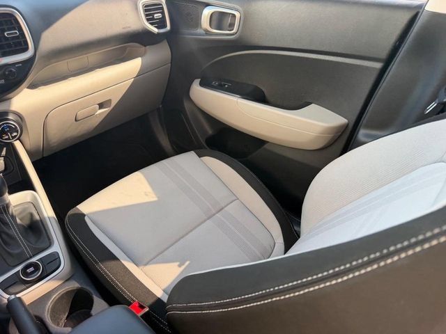 Used 2024 Hyundai Venue SEL FWD image 16