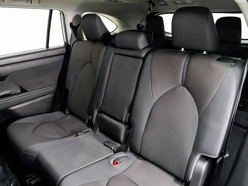 Used 2022 Toyota Highlander L image 25