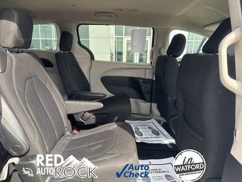 Used 2023 Chrysler Voyager LX image 17