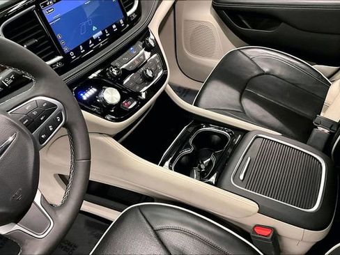 Used 2024 Chrysler Pacifica Limited image 15