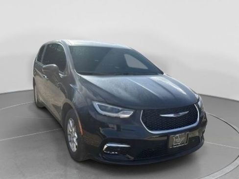 New 2026 Chrysler Pacifica Select image 2