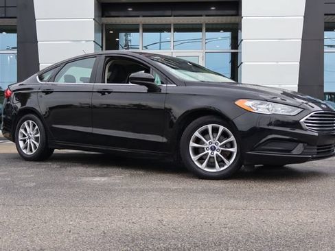 Used 2017 Ford Fusion SE FWD image 2
