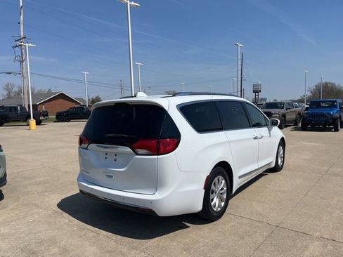 Used 2018 Chrysler Pacifica Touring-L Plus FWD image 5