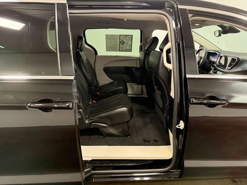 Used 2024 Chrysler Pacifica Touring-L FWD image 62