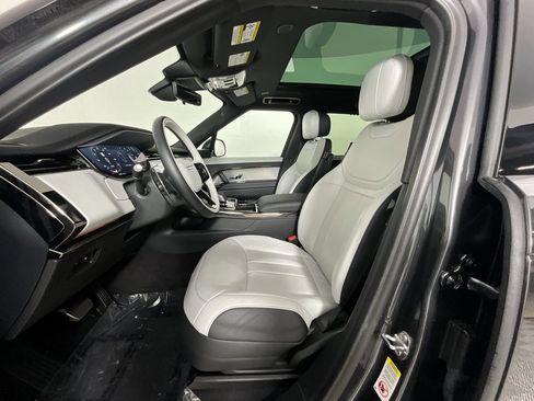 Used 2025 Land Rover Range Rover Sport Dynamic SE image 16