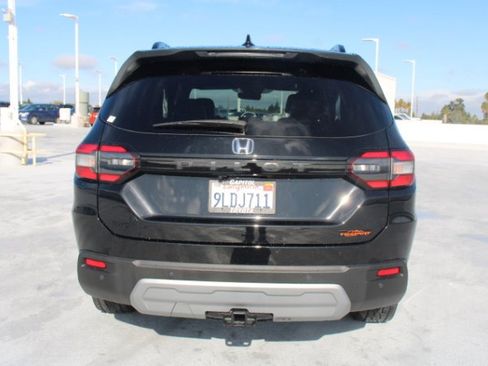 Used 2024 Honda Pilot TrailSport image 4