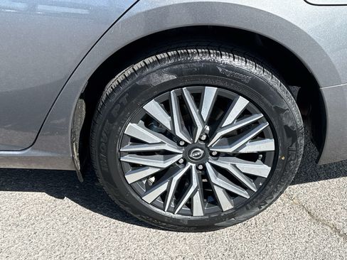 Used 2024 Nissan Altima 2.5 SV AWD/4WD image 7
