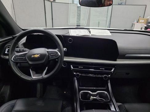 Used 2024 Chevrolet Traverse LT image 3