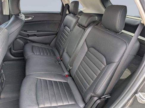 Used 2019 Ford Edge SE image 16