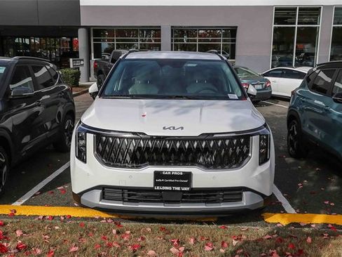 Used 2025 Kia Carnival EX image 3