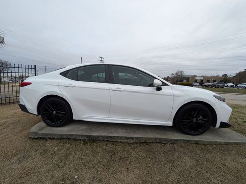 Used 2025 Toyota Camry SE w/ Convenience Package image 2
