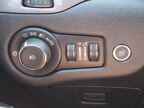 Used 2019 Jeep Cherokee Limited w/ Luxury Group AWD/4WD image 24