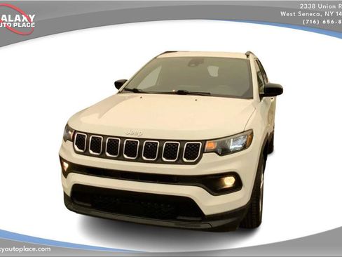 Used 2024 Jeep Compass Latitude AWD/4WD image 2