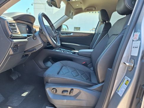 Used 2025 Volkswagen Atlas SE FWD image 12