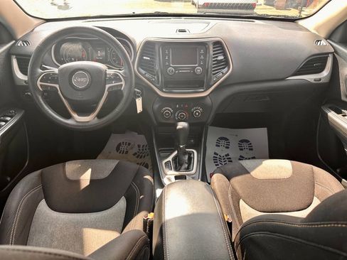 Used 2016 Jeep Cherokee Sport FWD image 9