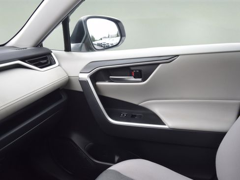 Used 2021 Toyota RAV4 XLE image 17