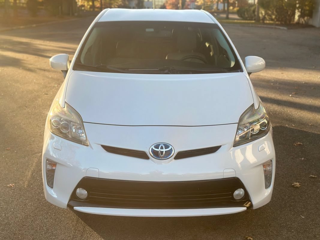 Used 2014 Toyota Prius Five FWD image 2