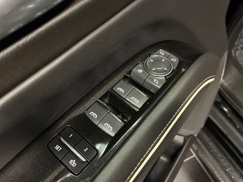 Used 2022 Cadillac Escalade ESV Luxury AWD/4WD image 11