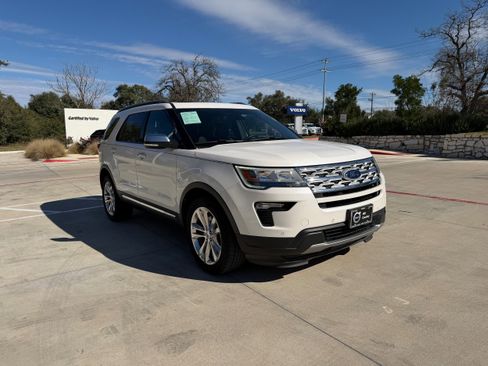 Used 2018 Ford Explorer XLT w/ Equipment Group 202A image 7