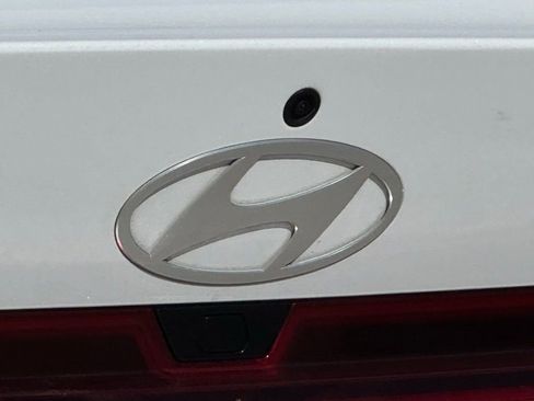 Used 2025 Hyundai Elantra Limited image 12