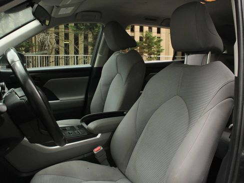 Used 2021 Toyota Highlander LE AWD/4WD image 17