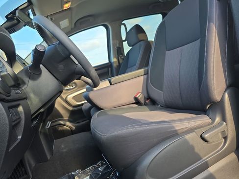Used 2022 Nissan Titan SV image 17