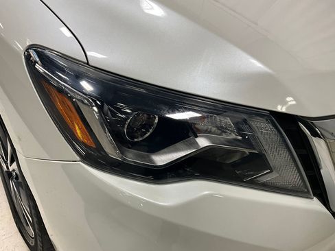 Used 2018 Nissan Pathfinder Platinum image 28