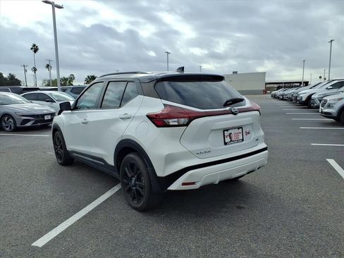Used 2023 Nissan Kicks SR image 3
