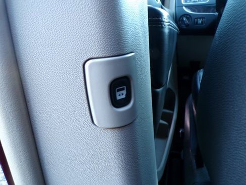 Used 2014 Chrysler Town & Country Touring image 11