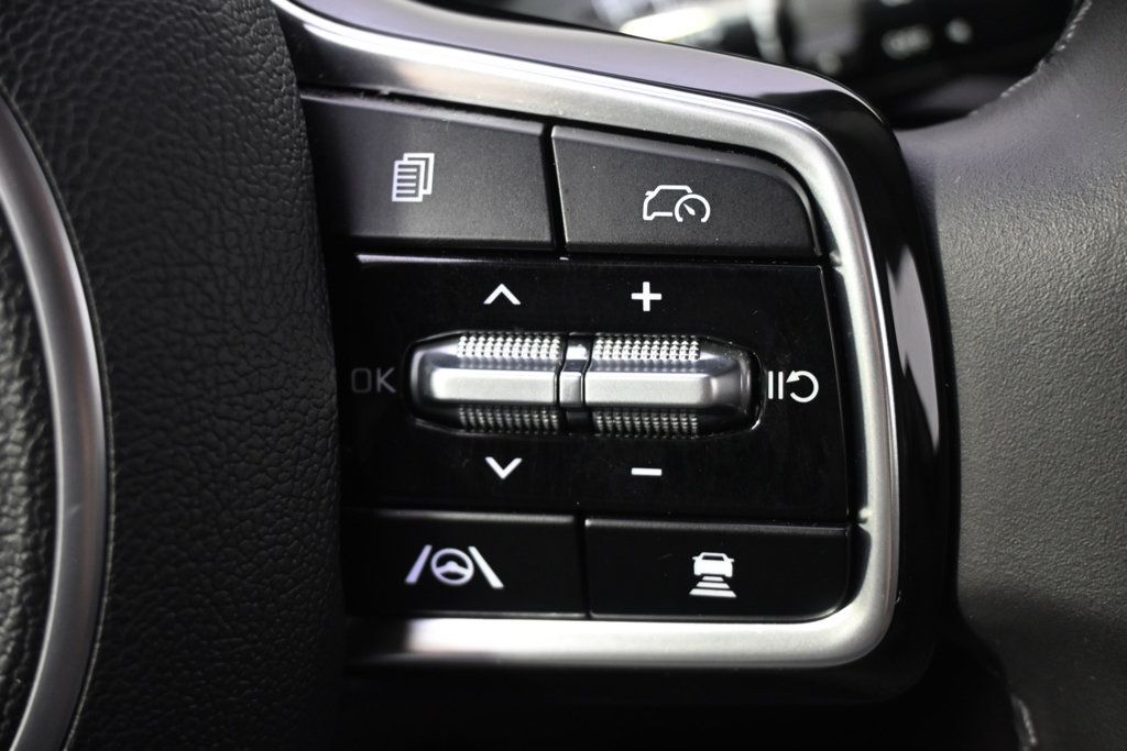 Used 2025 Kia Carnival FWD image 37