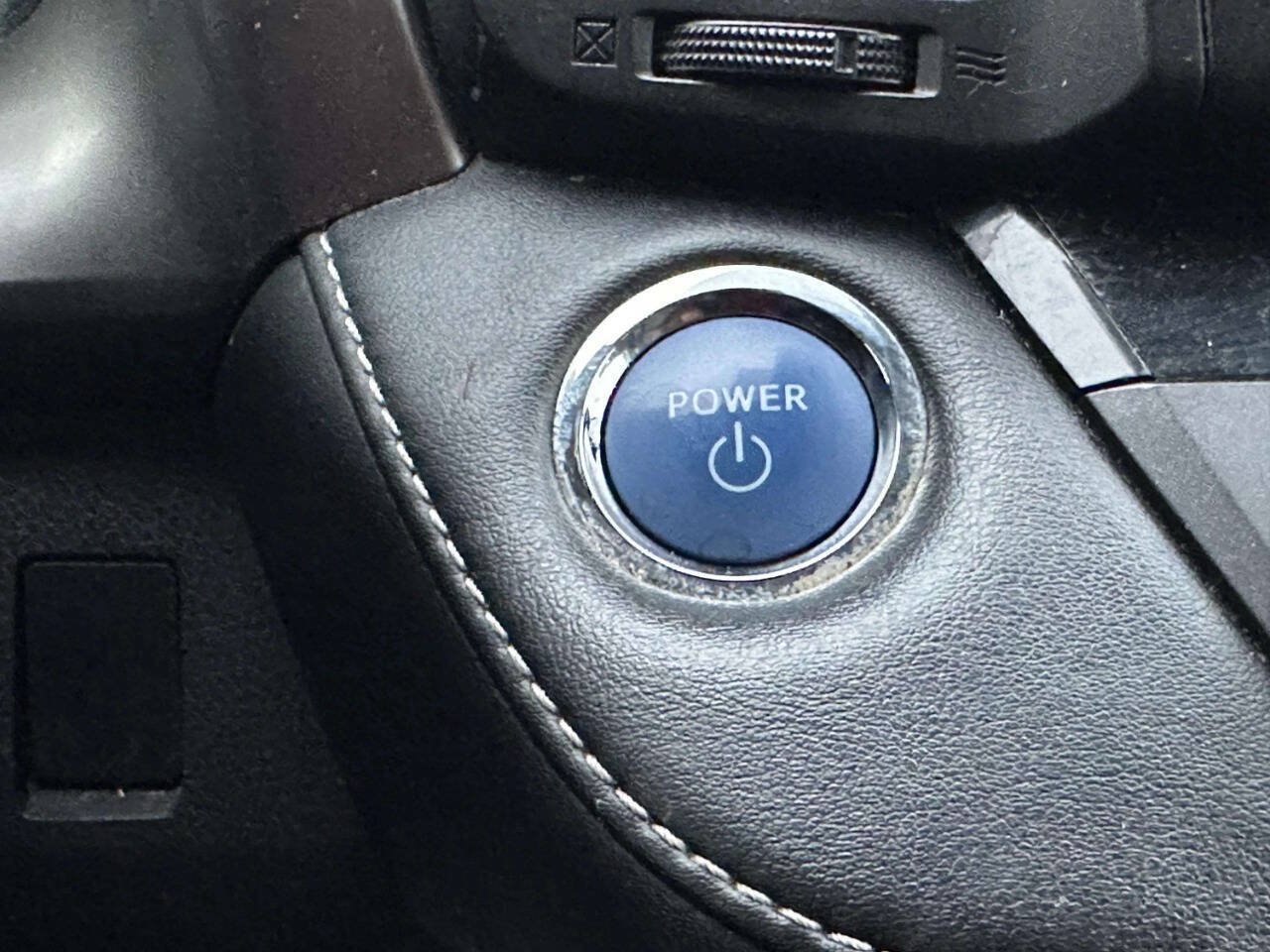 Used 2018 Toyota RAV4 Limited AWD/4WD image 37