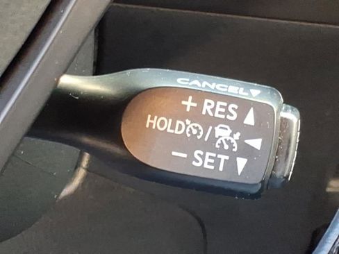 Used 2022 Toyota C-HR XLE image 18