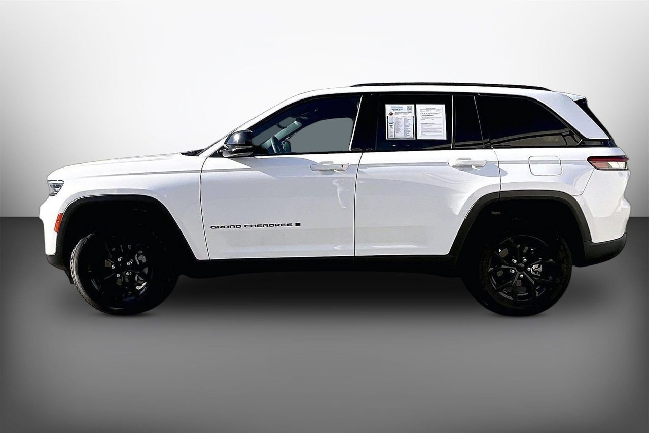 Used 2024 Jeep Grand Cherokee Altitude AWD/4WD image 5