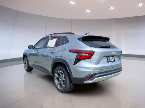 Used 2025 Chevrolet Trax LT FWD image 3