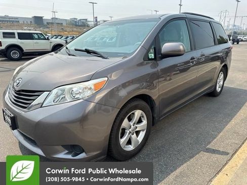 Used 2014 Toyota Sienna LE FWD image 3