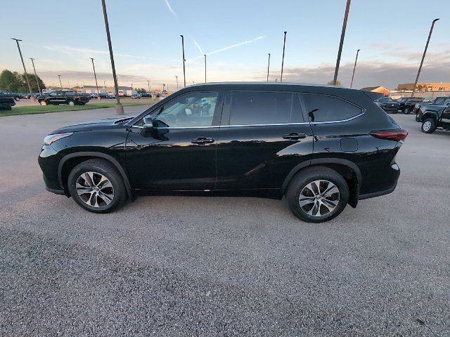 Used 2025 Toyota Highlander XLE FWD image 11