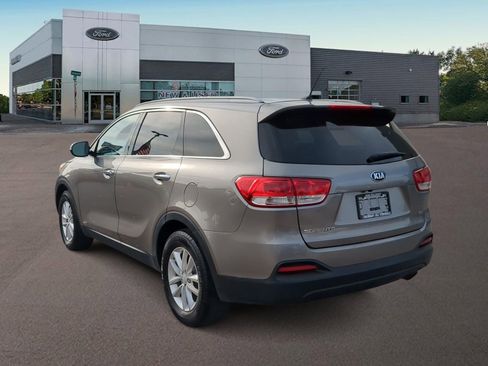 Used 2017 Kia Sorento LX image 8