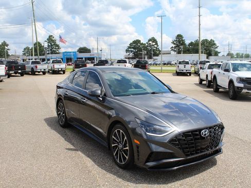 Used 2021 Hyundai Sonata Limited w/ Preferred Accessory Package FWD image 3