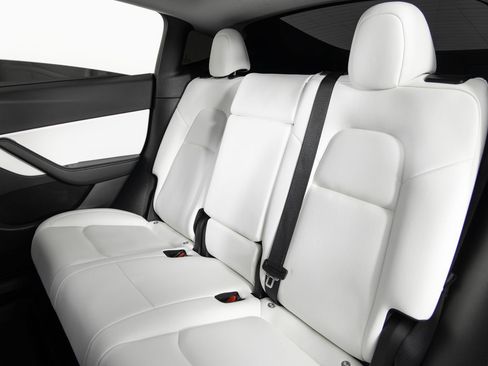 Used 2022 Tesla Model Y Long Range image 17