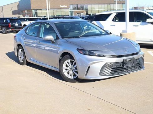 Used 2025 Toyota Camry LE image 2
