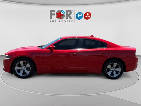 Used 2017 Dodge Charger SXT RWD image 2