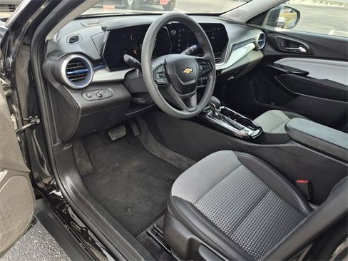 Used 2025 Chevrolet Trax LT image 17